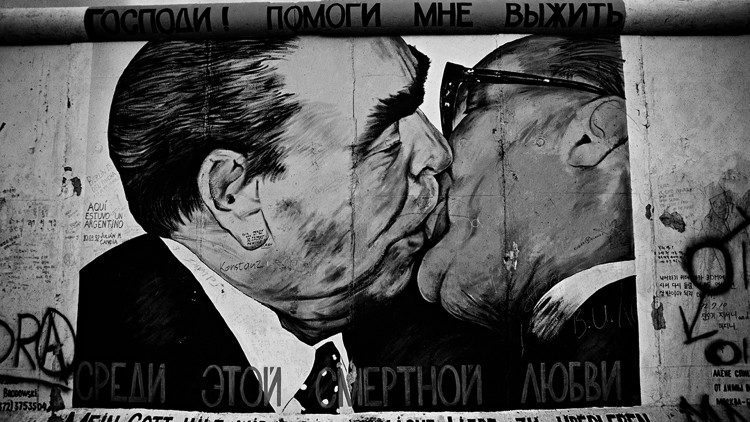 ROMA Livio Senigalliesi foto bacio muro di Berlino