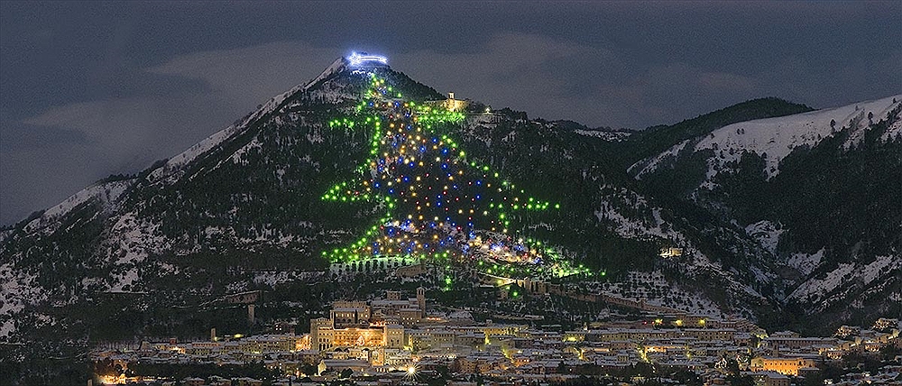 Gubbio, l'albero di Natale più grande del mondo