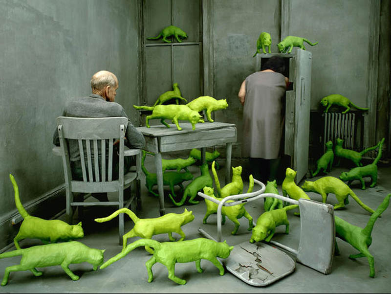 Sandy Skoglund, Radioactive Cats, 2002