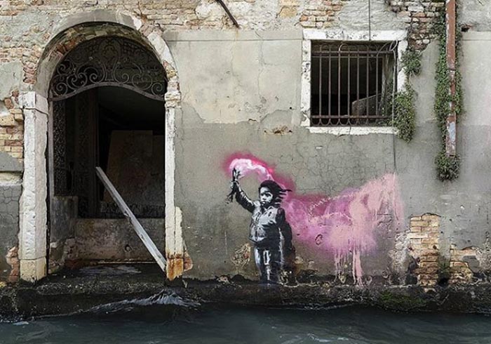 Banksy, profugo-bambino con in mano un razzo segnaletico (biennale di Venezia 2019 / unofficial)
