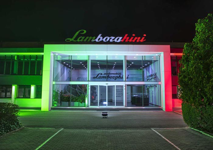 Sant'agata Bolognese - sede della Lamborghini, illuminazione tricolore