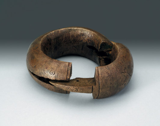 MUDEC (Milano) - Manillas, bracciali moneta – Africa occidentale e centrale, Secc. XIX/XX – Leghe di diversi metalli incisi – Coll. Enrico Pezzoli Metallindustria - © MUDEC, Museo delle Culture Milano