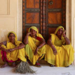 Delhi-img-portone-tuniche-gialle-767×642