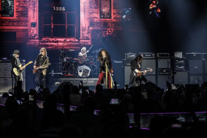 Aerosmith live (photo credits (c) ZACK WHITFORD)