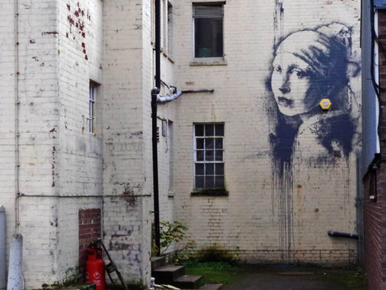 Banksy. The Girl with the Pierced Eardrum (La ragazza con il timpano trafitto)