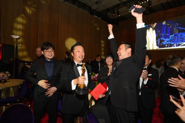 Il regista di Drive my car Hamaguchi con il suo Oscar